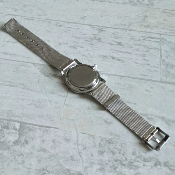 NEW WOMAN'S SILVER STAINLESS STEEL MESH WATCH - Picture 5 of 8